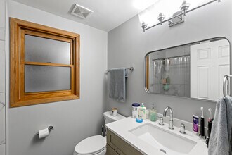 2033 W Huron St, Unit 1 in Chicago, IL - Building Photo - Building Photo