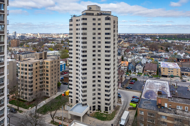 Diamond Tower in Milwaukee, WI - Building Photo - Building Photo