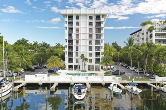 1600 S Bayshore Ln in Miami, FL - Building Photo - Building Photo