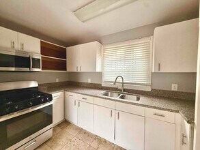 532 W 77th St in Los Angeles, CA - Building Photo - Building Photo