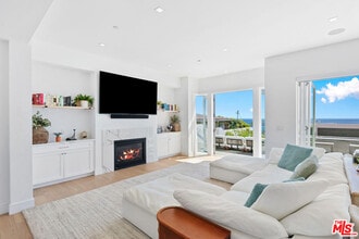 25157 Malibu Rd in Malibu, CA - Building Photo - Building Photo