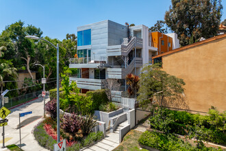 6683 Franklin Ave in Los Angeles, CA - Foto de edificio - Building Photo