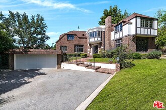 2441 Glendower Ave in Los Angeles, CA - Building Photo - Building Photo