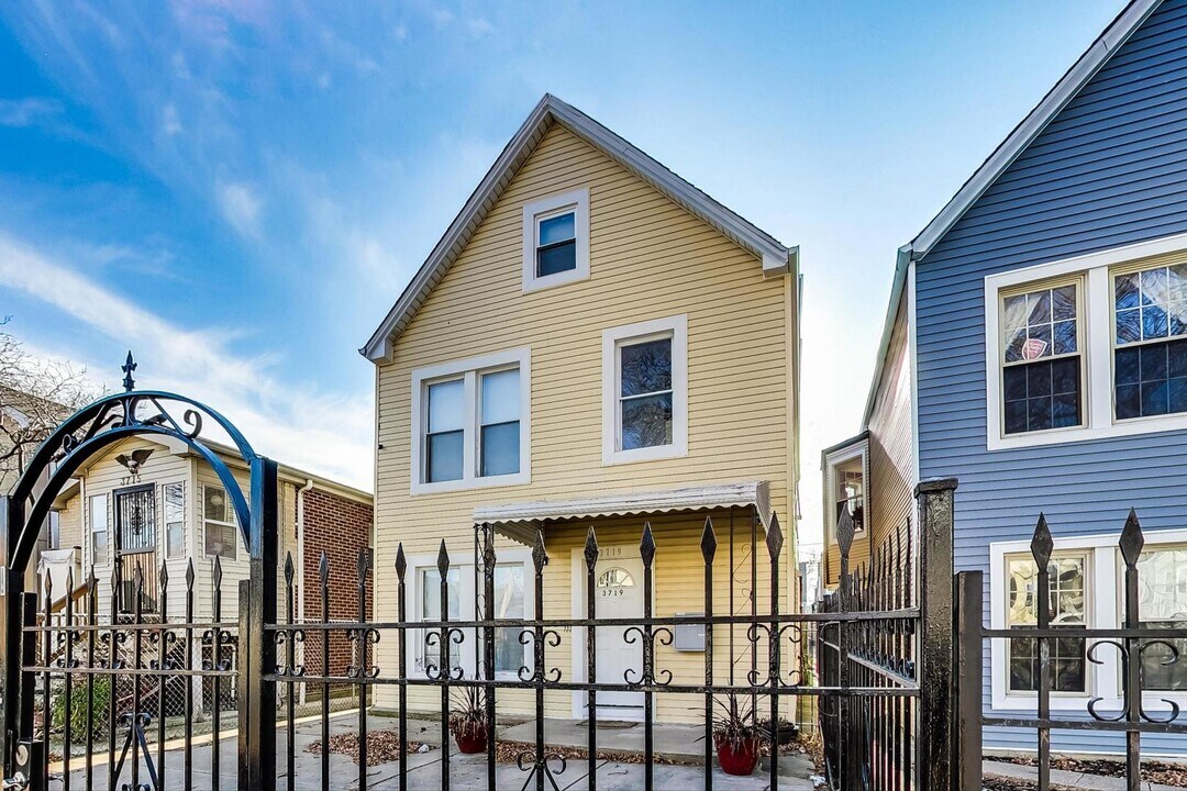 3719 W Palmer St in Chicago, IL - Foto de edificio