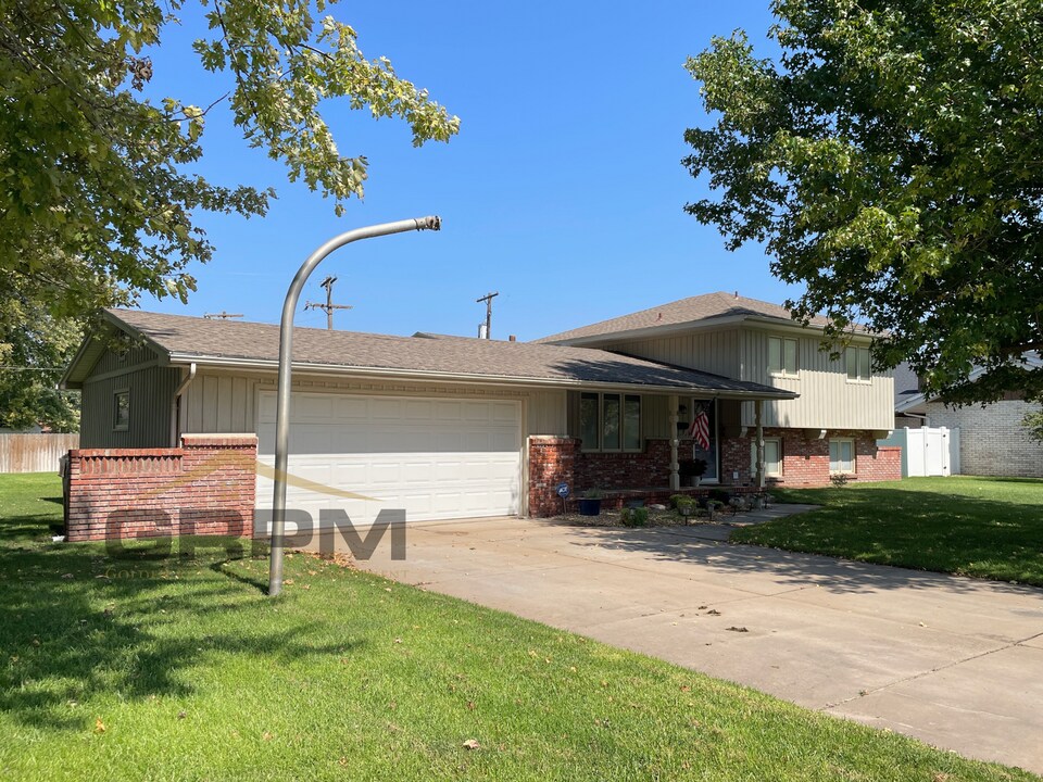 810 W 25th Ave in Hutchinson, KS - Building Photo
