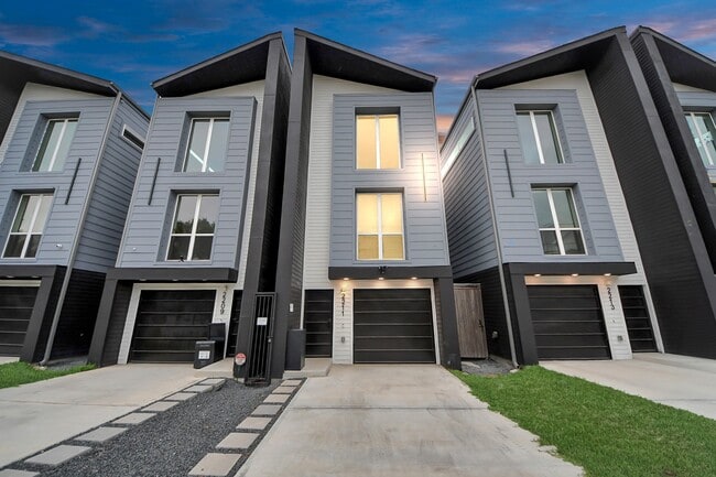 2211 Staples St in Houston, TX - Foto de edificio - Building Photo