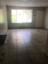 8529 Willis Ave in Panorama City, CA - Foto de edificio - Building Photo