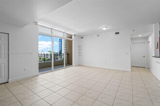 3232 SW 22nd Ter, Unit 604 in Miami, FL - Foto de edificio - Building Photo