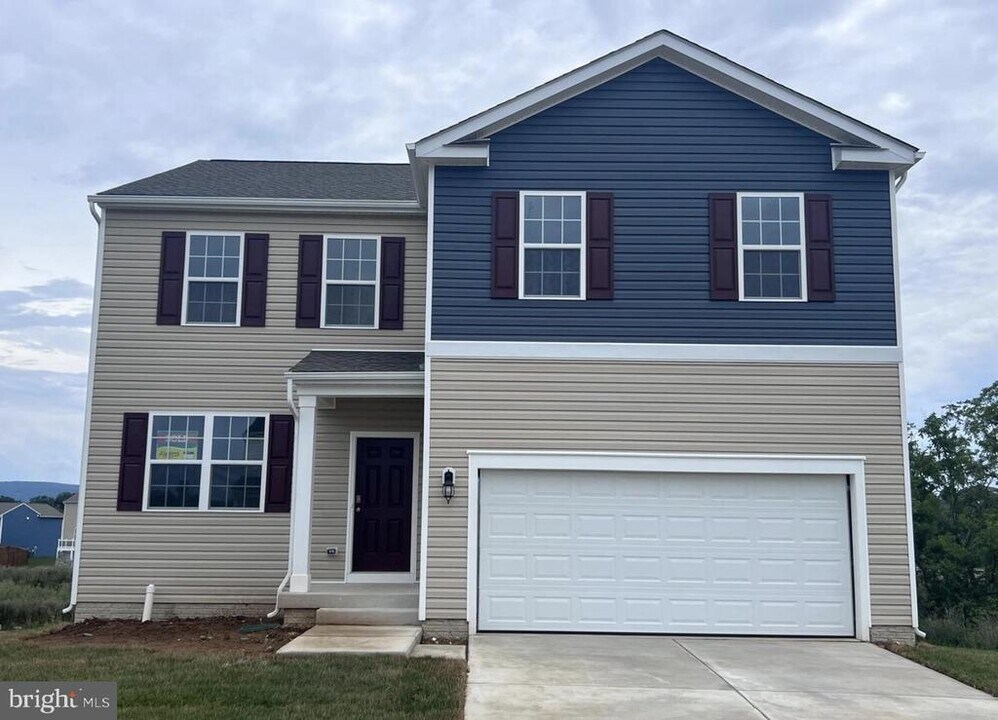 286 Centergate Dr in Charles Town, WV - Building Photo