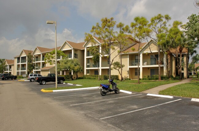 Tivoli Lakes Club in Deerfield Beach, FL - Foto de edificio - Building Photo