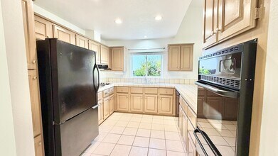 4908 Lake Park Ct in Fallbrook, CA - Building Photo - Building Photo