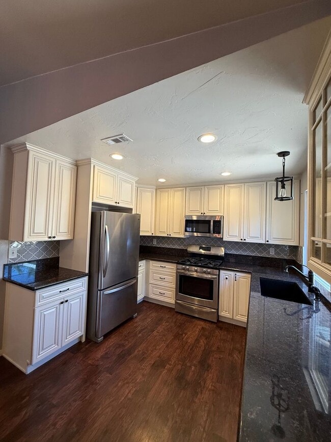 2131 Greencrest Dr