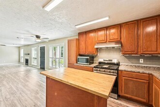 10410 Springland Ct in Houston, TX - Building Photo - Building Photo