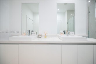 10366 NW 68th Terrace in Doral, FL - Building Photo - Building Photo