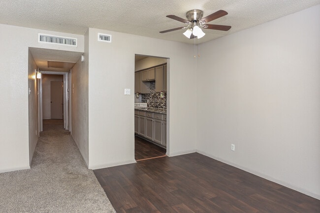 Riverbend Apartments in Desoto, TX - Foto de edificio - Interior Photo