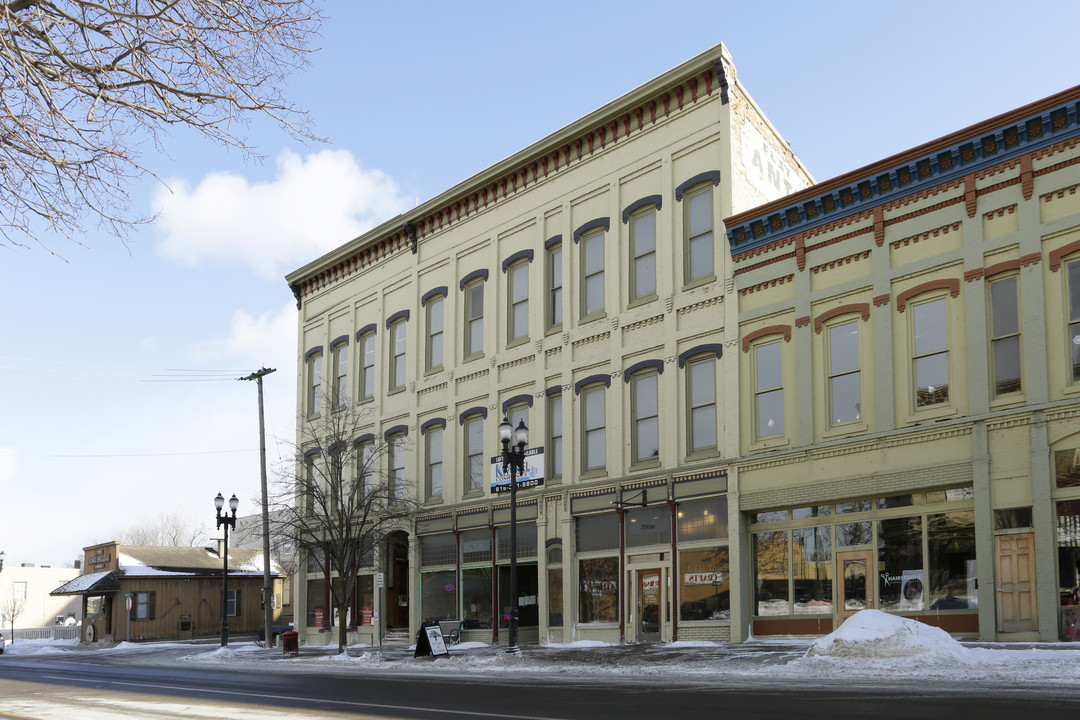 Lowell Main St in Lowell, MI - Foto de edificio