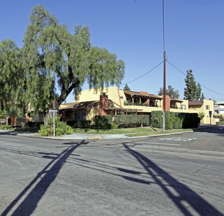 Hacienda Franciscan in Garden Grove, CA - Foto de edificio