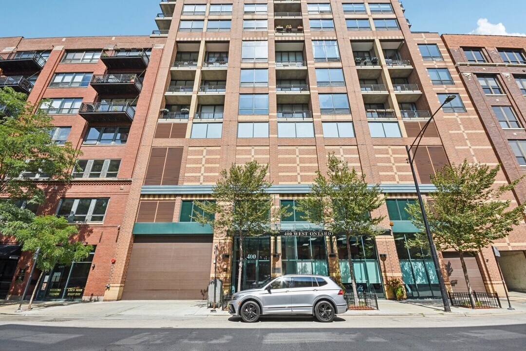 400 W Ontario St in Chicago, IL - Building Photo
