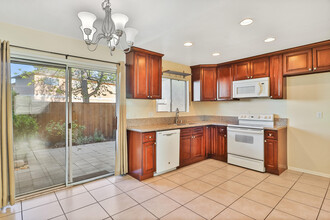 5362 Lake Lindero Dr in Agoura Hills, CA - Building Photo - Building Photo