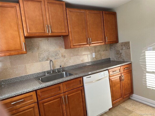 753 S Walnut St in Lindenhurst, NY - Building Photo - Building Photo