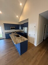 210 Cherokee Dr in Lafayette, TN - Foto de edificio - Building Photo