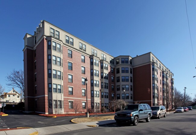 Everett Villa Apartments in Everett, MA - Foto de edificio - Building Photo