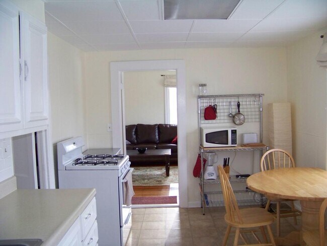 51a Dover St in Portsmouth, NH - Building Photo - Building Photo