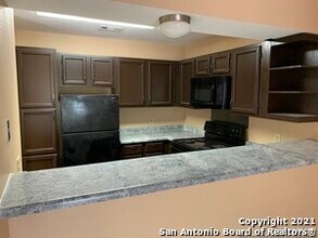 10527 Perrin Beitel in San Antonio, TX - Building Photo - Building Photo