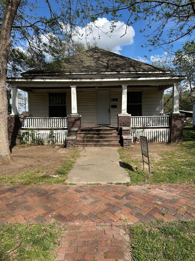 property at 307 S Elm St