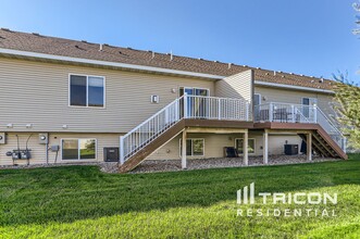 4147 Blakewood Dr in Shakopee, MN - Building Photo - Building Photo
