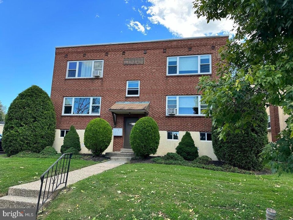 104 Clement Rd in Oreland, PA - Building Photo