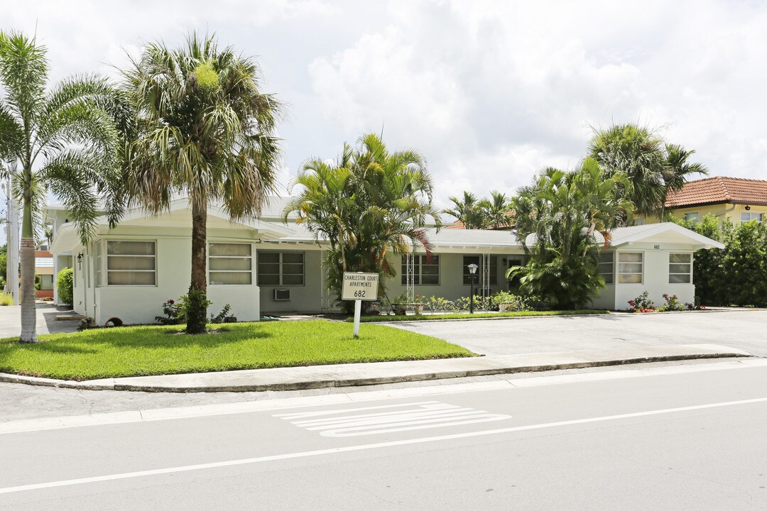 682 8th St N in Naples, FL - Building Photo