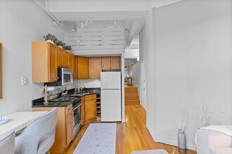 12 Stoneholm St, Unit 417 in Boston, MA - Foto de edificio - Building Photo
