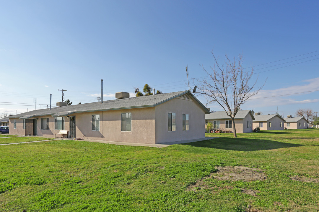 Mendoza Terrace I & II in Firebaugh, CA - Foto de edificio