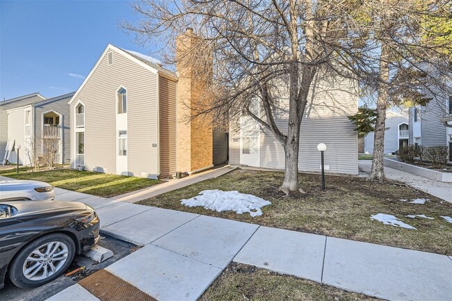 3323 S Monaco St Pkwy in Denver, CO - Building Photo - Building Photo