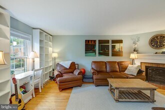 6813 Market Square Dr in McLean, VA - Building Photo - Building Photo