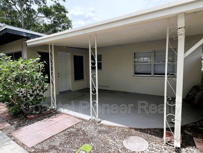 2489 Del Rio Way in Dunedin, FL - Building Photo - Building Photo