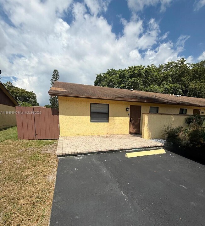 4403 NW 4th Ave in Pompano Beach, FL - Building Photo