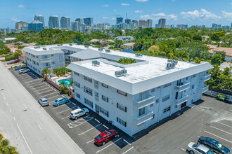 Colonial Manor East Apartments in Fort Lauderdale, FL - Building Photo - Building Photo