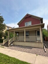 275 E Green Bay Ave, Unit 275 in Saukville, WI - Foto de edificio - Building Photo