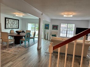 8733 Bay Pointe Dr in Tampa, FL - Foto de edificio - Building Photo