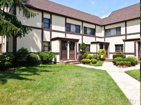 Cherry Valley in Garden City, NY - Foto de edificio - Building Photo