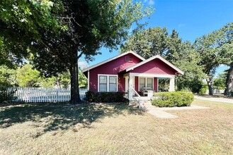 2104 N Fannin Ave in Cameron, TX - Building Photo - Building Photo