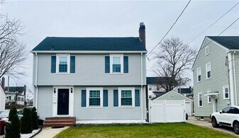 80 Mauran St in Cranston, RI - Building Photo