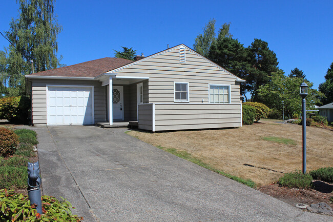 8025-8027 SW Northvale Wy in Portland, OR - Foto de edificio - Building Photo