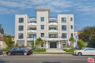 1832 S Barrington Ave in Los Angeles, CA - Building Photo