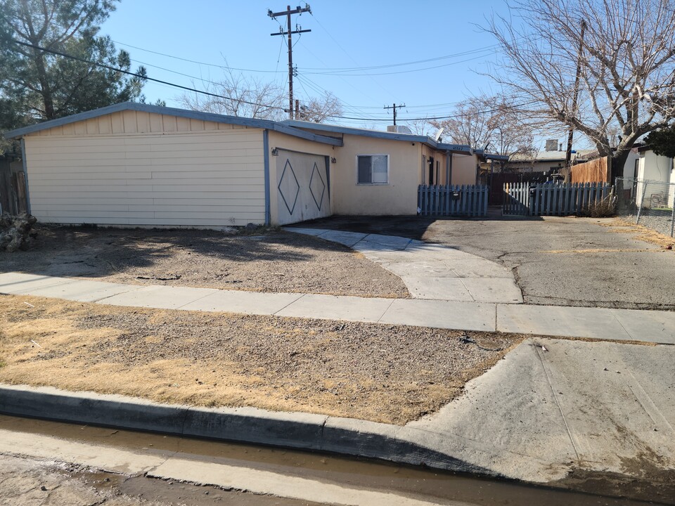 45367 Cedar Ave in Lancaster, CA - Building Photo