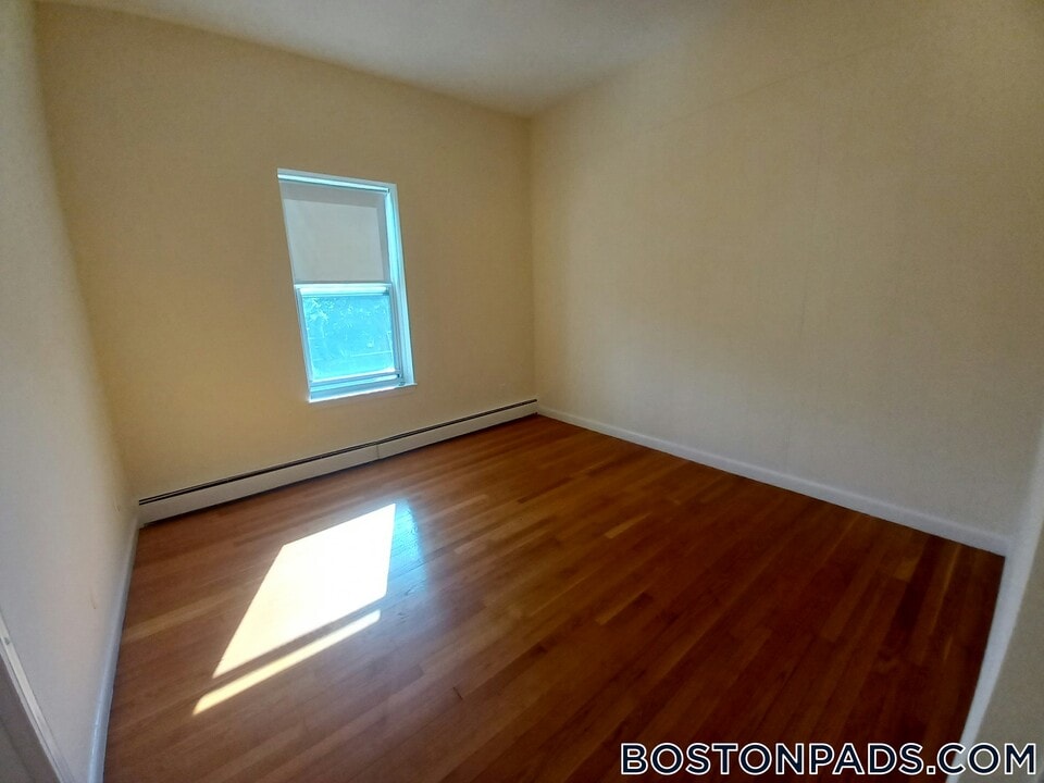 172 N Beacon St in Boston, MA - Building Photo