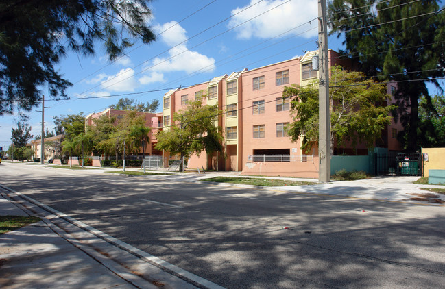 Opa Lakes in Miami, FL - Foto de edificio - Building Photo