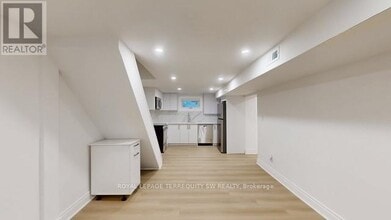 19 Hawthorne Rd in Toronto, ON - Building Photo - Building Photo